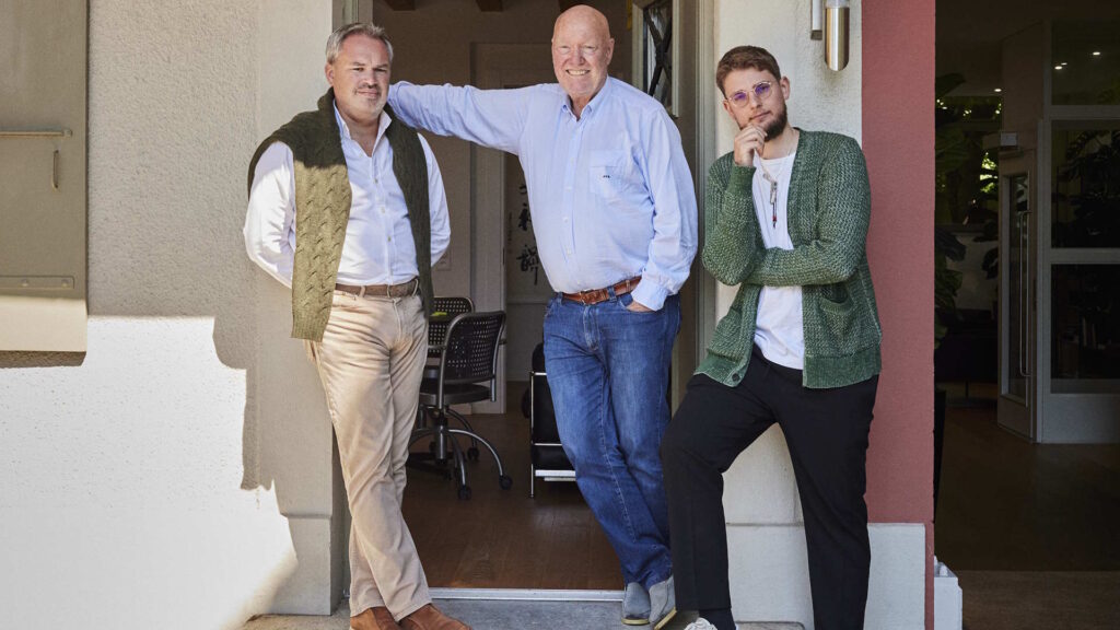 Biver Jean Marks Jean-Claude Biver und Pierre Biver vor dem Atelier in Givrins