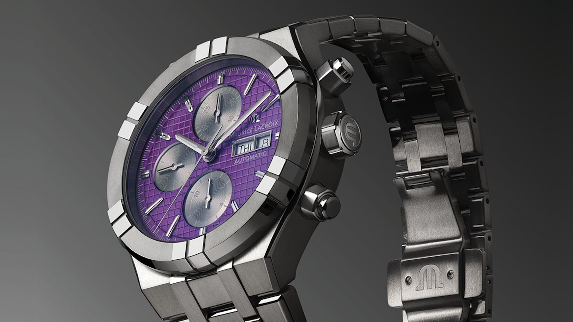 Mut zur Farbe: Ein intensives Violett kontrastiert mit den Graunuancen von zwei Titanlegierungen. Der Aikon Automatikchronograph kommt für 4350 Euro in den Handel.